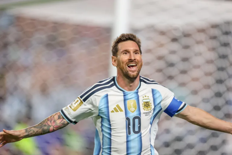 Messi faz 3 contra Argélia e iguala Klose 