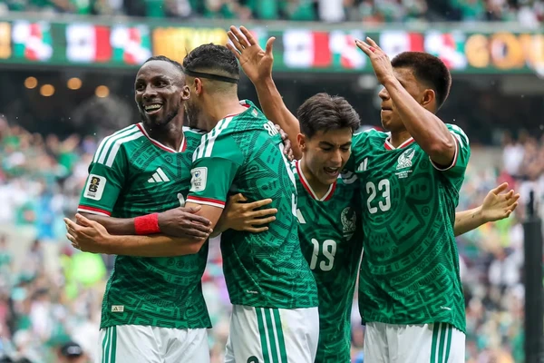 80 mil torcedores acompanharam a estreia do México