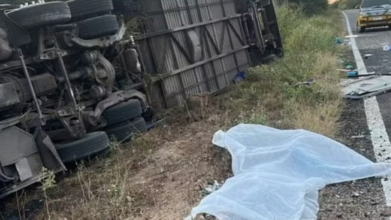 Ônibus capota no Ceará com time de basquete e deixa 7 mortos