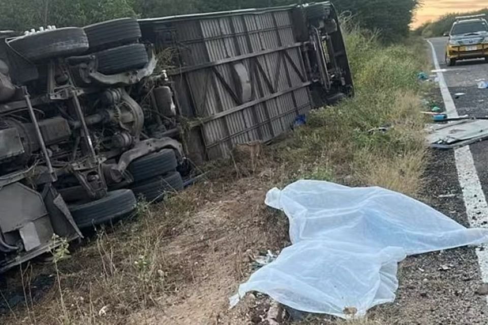 Ônibus capota no Ceará com time de basquete e deixa 7 mortos