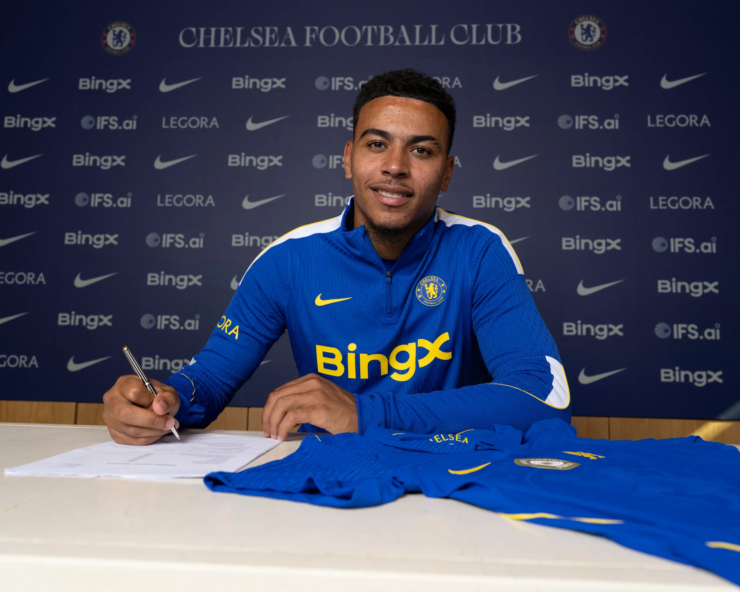 Chelsea anuncia a contratação de Morgan Rogers por valor recorde