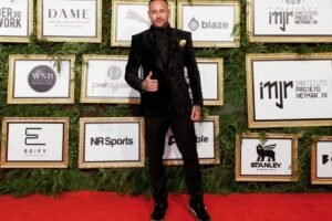 Neymar promove leilão com experiências únicas e até partida de videogame