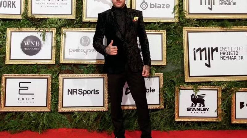 Neymar promove leilão com experiências únicas e até partida de videogame