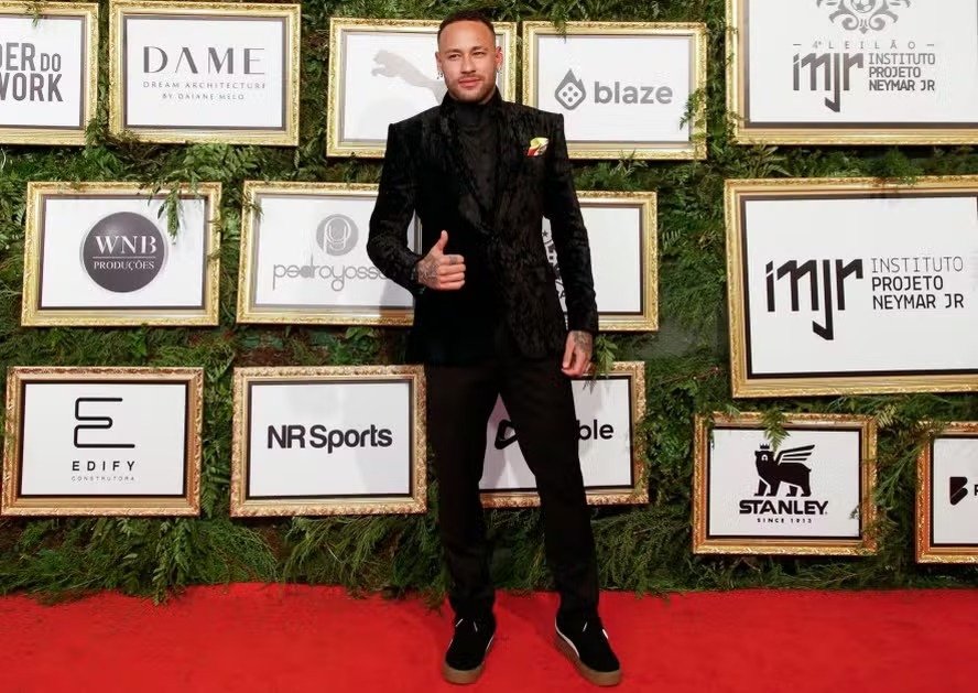 Neymar promove leilão com experiências únicas e até partida de videogame