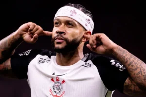 Depay treina no CT e vive expectativa de reestreia após renovação com Corinthians