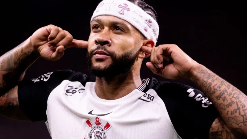 Depay treina no CT e vive expectativa de reestreia após renovação com Corinthians