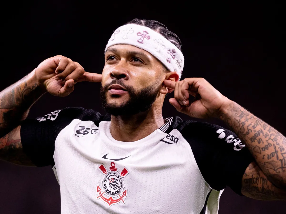Depay treina no CT e vive expectativa de reestreia após renovação com Corinthians