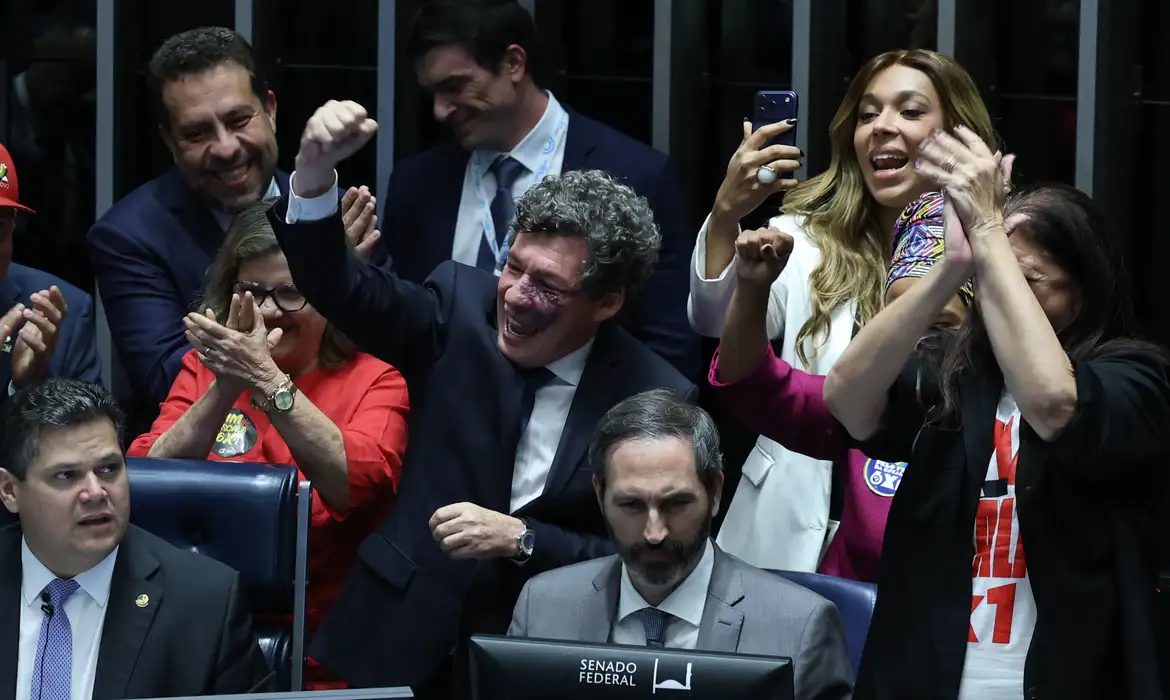 Vitória dos trabalhadores: O fim da escala 6X1 é conquistado no Senado mesmo com resistência dos patrões e extrema-direita